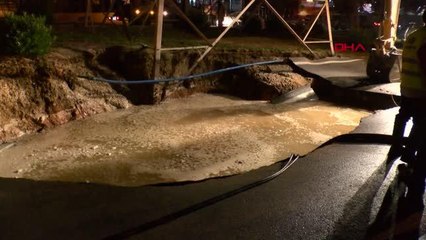 Adana'da su borusunun patlamasıyla yol çöktü, ev ve iş yerlerini su bastı
