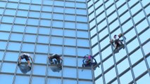 Contre le passesanitaire, le « Spider-Man français » escalade une tour à la Défense