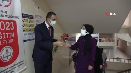 Muş'ta göreve başlayan öğretmenler güllerle karşılandı