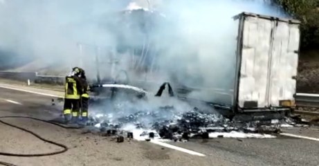 Villanova del Battista (AV) -  Camion in fiamme sulla A16 (08.09.21)