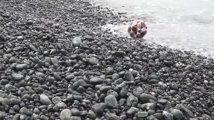 Hatay açıklarında Suriye kaynaklı petrol sızıntısına ilişkin temizlik çalışmaları sürüyor
