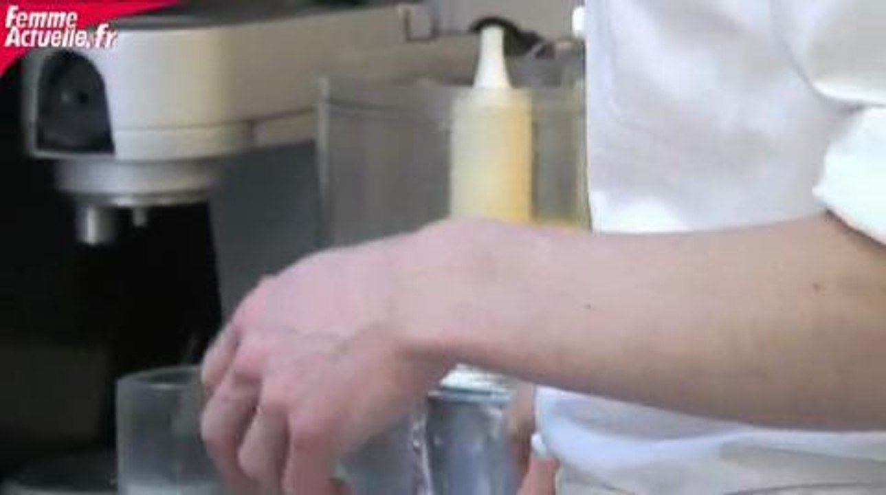 Filet de bar en vapeur de citronnelle, pesto sous la peau et wok de légumes croquants