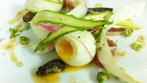 Salade d'asperges aux tulipes, morilles et wasabi