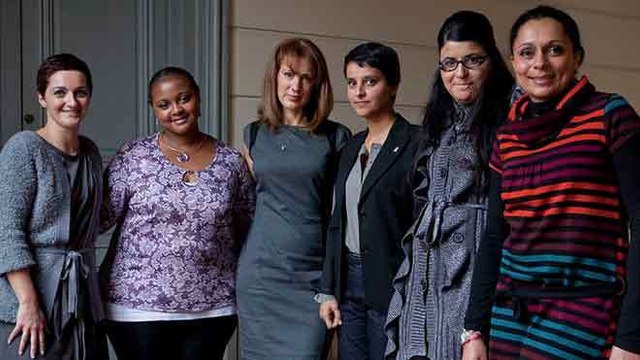 Najat Vallaud-Belkacem face à des femmes victimes de violences