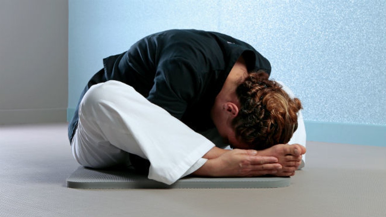 Yoga du soir pour mieux dormir : la posture de la tortue