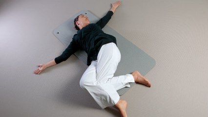 Yoga du soir pour mieux dormir : la posture du crocodile