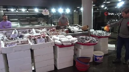 Tezgahlarda yerini alan balıklar yüksek fiyatlardan alıcı buluyor