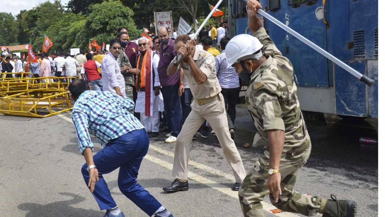 NonStop: Ranchi Police lathicharge on protestin...