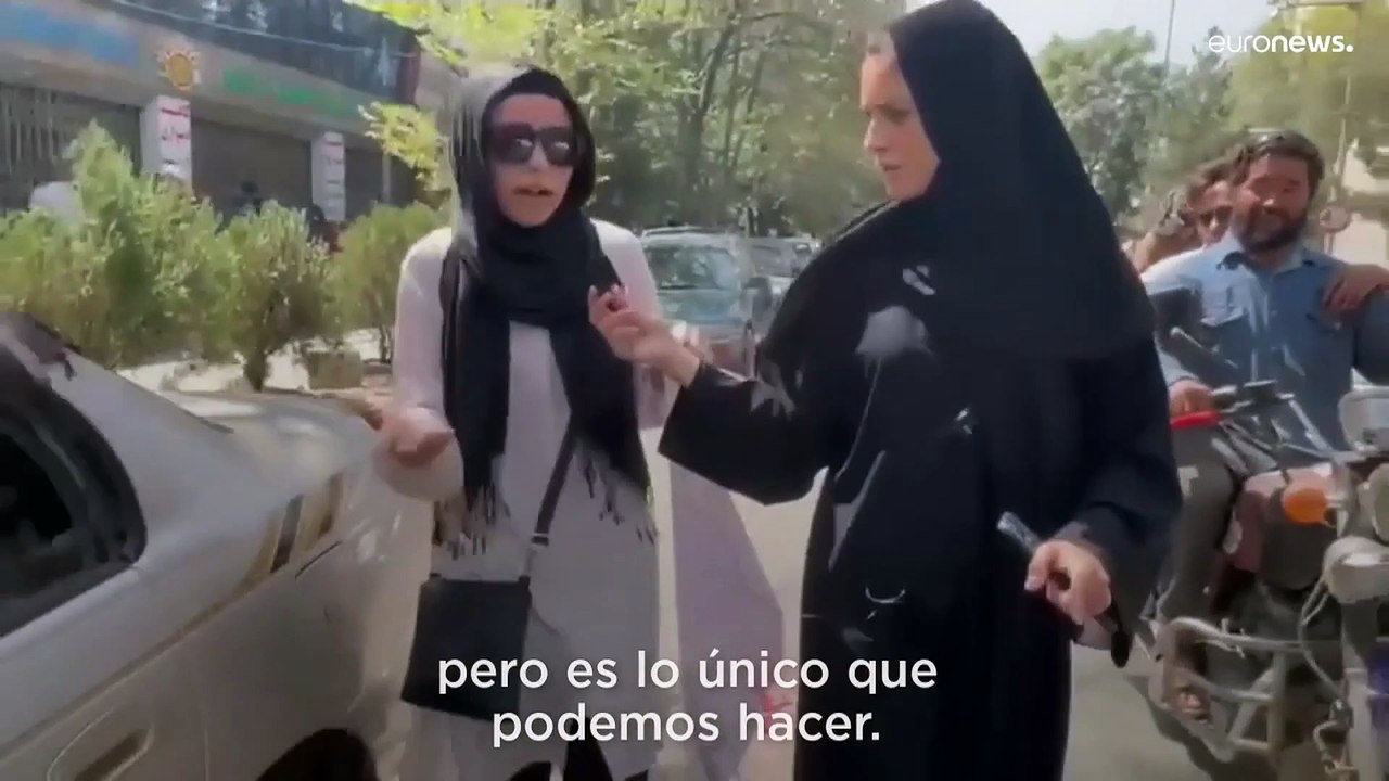 EXCLUSIVO "Mi vida no valdrá nada si me quedo encerrada en casa" dice una afgana a euronews en Kabul