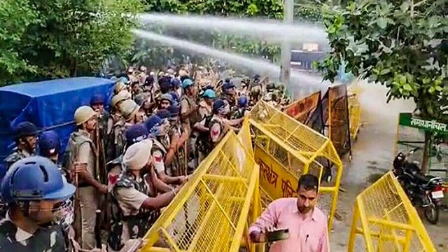 Cops use water cannons as farmers gherao Karnal Secretariat