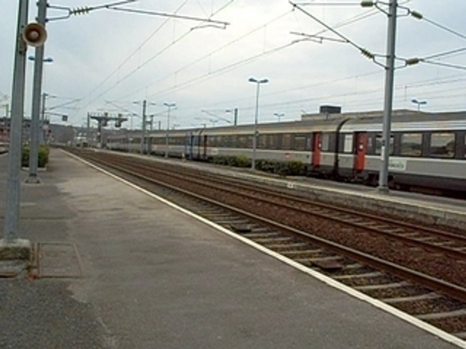 arrivée en gare d'une bb 67000 avec 6 voitures corails
