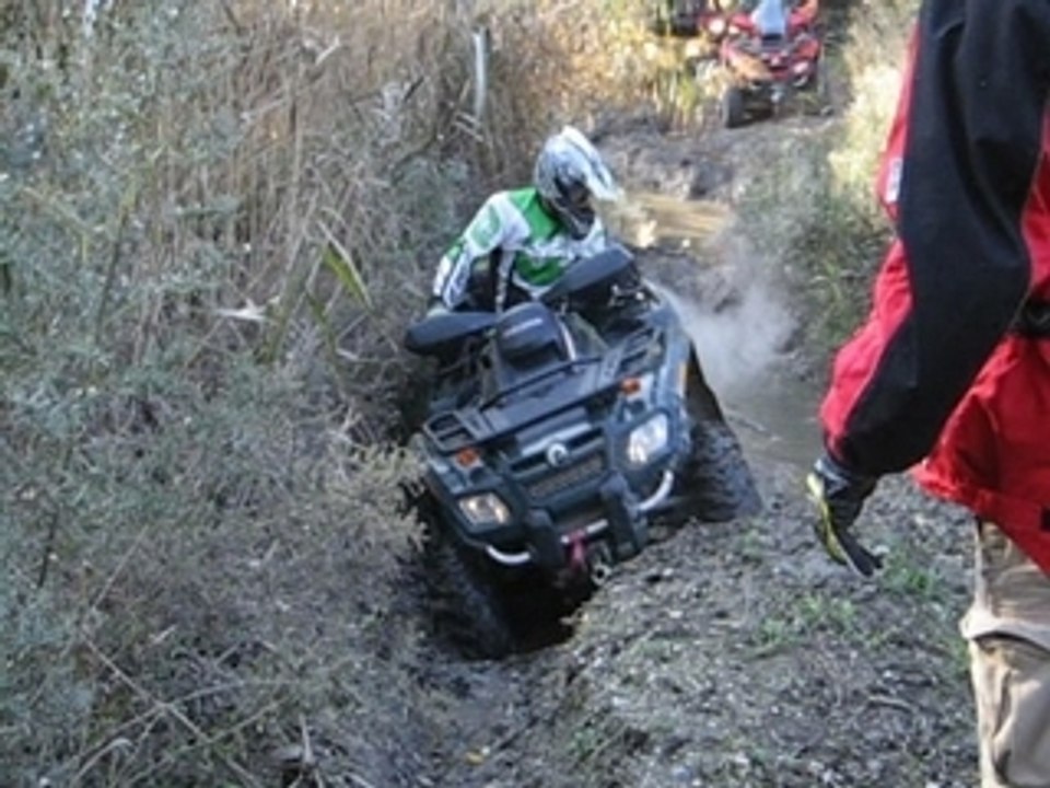 Can-am Outlander in Mud