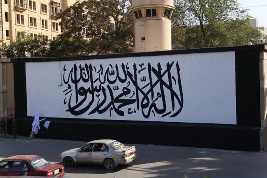 Kabil'de terk edilen ABD büyükelçiliğinin girişindeki duvara Taliban bayrağı çizildi