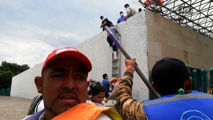 Скачать видео: People rescued from flooded hospital via helicopter