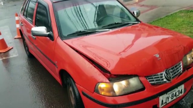 Carros se envolvem em colisão na Rua Erechim, deixando trânsito lento