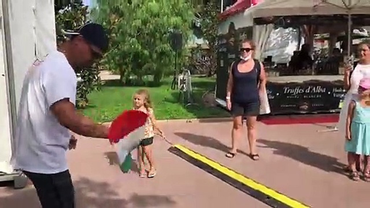 Le champion du monde de pizza acrobatique à Martigues regardez!