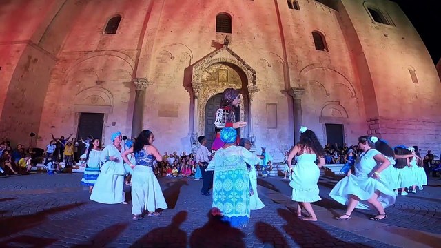 Bari, Amal, simbolo dei rifugiati, racconta ai bimbi accoglienza e inclusione