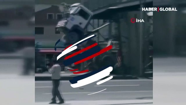Görenler şaştı kaldı! Şaha kalkan kamyon öyle kaldı