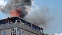 Küçükçekmece'de 6 katlı binanın çatısında çıkan yangın söndürüldü