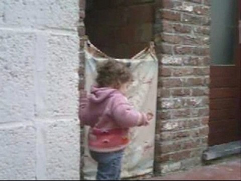 Marine marche et mange toute seule