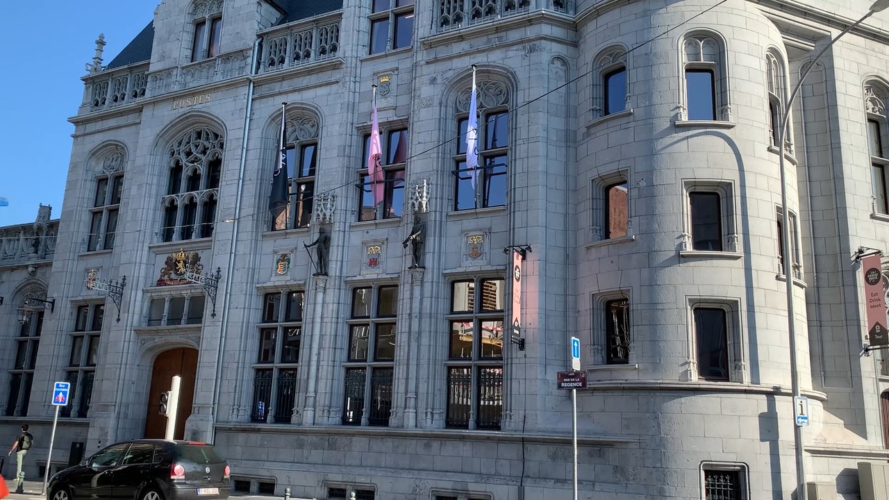 La Grand Poste, bâtiment emblématique à Liège,...
