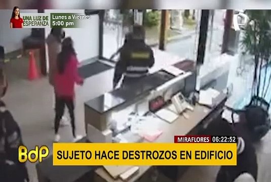 Sujeto causa destrozos en recepción de edificio en Miraflores