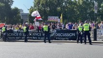 Kovid-19 kısıtlamaları ve aşı pasaportu karşıtları parlamento önünde gösteri düzenledi