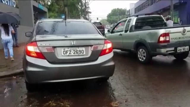 Carros se envolvem em colisão no Bairro Neva, em Cascavel