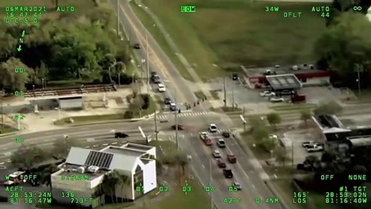 Poursuivi par la police, un fuyard traverse un carrefour à toute vitesse !