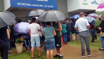 Grande fila se forma para o recebimento da segunda dose da vacina na USF do Santo Onofre