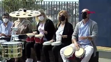 İstanbul'un taksi sürücüleri enstrüman çalarak 'stres attı'