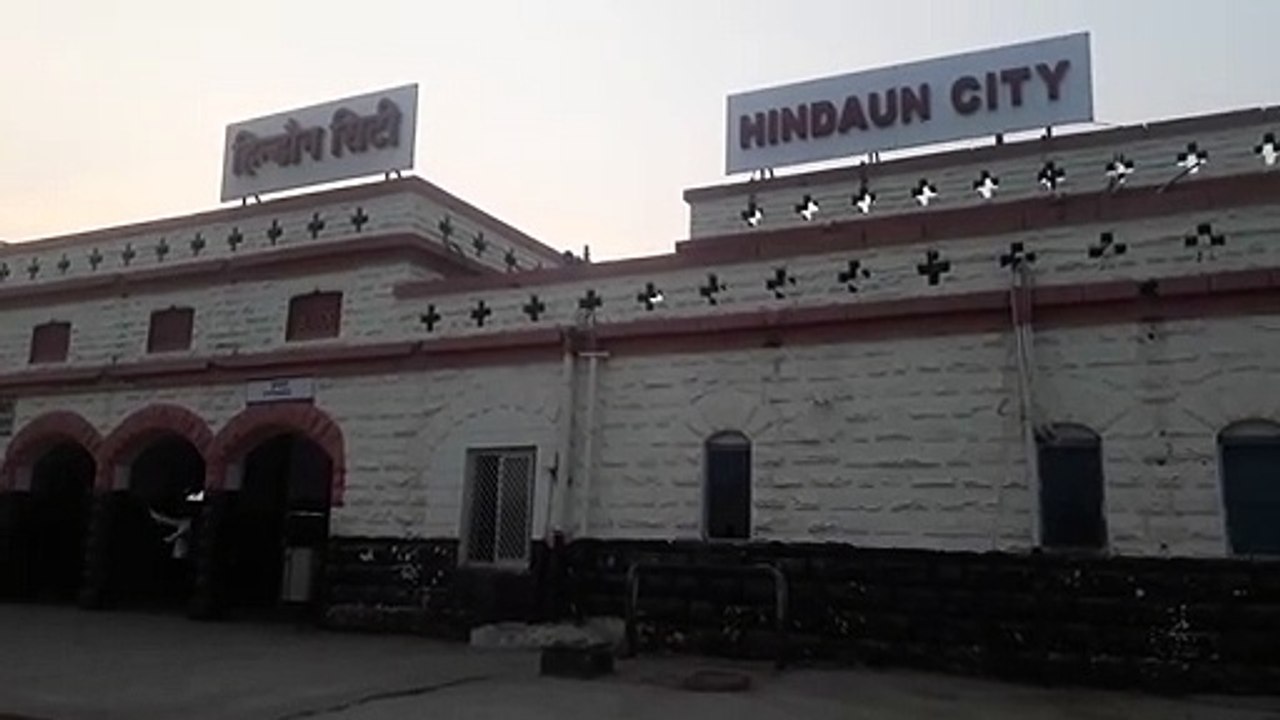 घर पहुंचने से पहले राह में आ गई मौत... ट्रेन से प्लेटफार्म पर गिर महिला की मौत