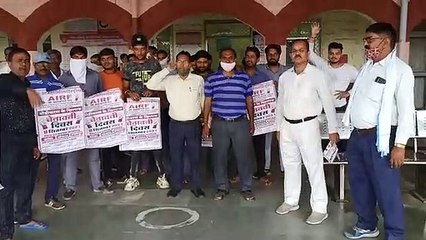 निजीकरण के खिलाफ रेलकर्मियों ने फूंका 'चेतावनी' का बिगुल