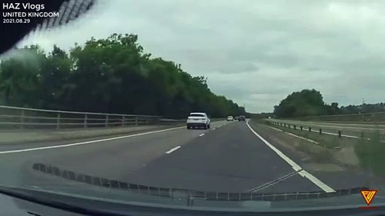 Hyundai I30N NEAR MISS!! CLOSE CALL ON MOTORWAY 2021.08.29 — UNITED KINGDOM