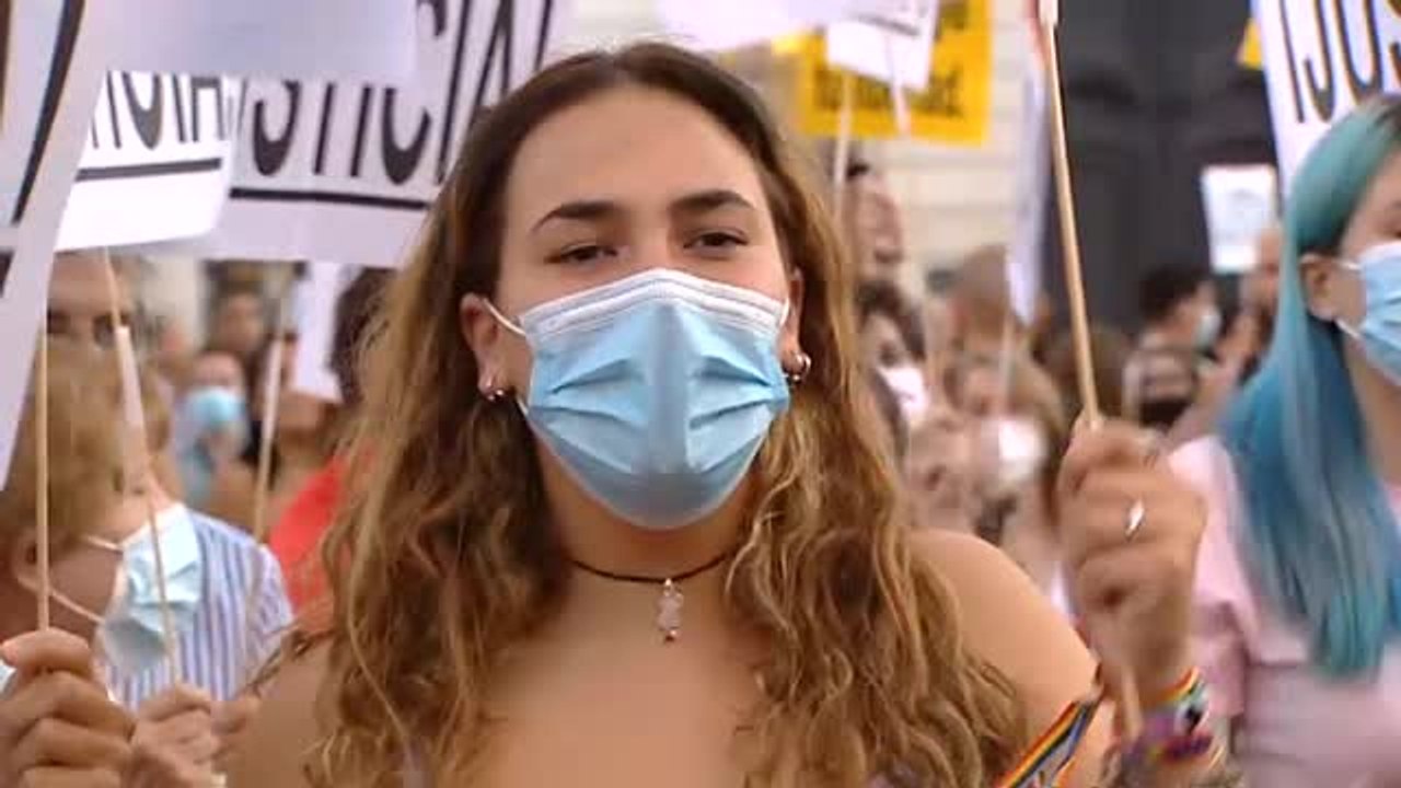 Cientos de personas se concentran en Madrid contra la homofobia