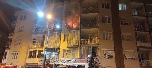 Alaşehir'de dairede çıkan yangın hasara neden oldu