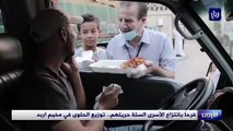 فرحاً بانتزاع الأسرى الستة حريتهم.. توزيع الحلوى في مخيم اربد