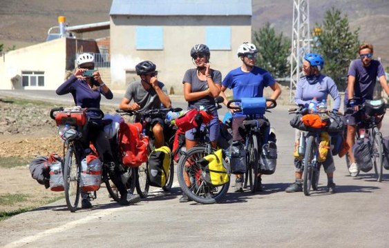 Fransız 6 arkadaş, bisikletlerle çıktıkları dünya turunda 10 bin kilometre pedal çevirip Bayburt'a geldiler