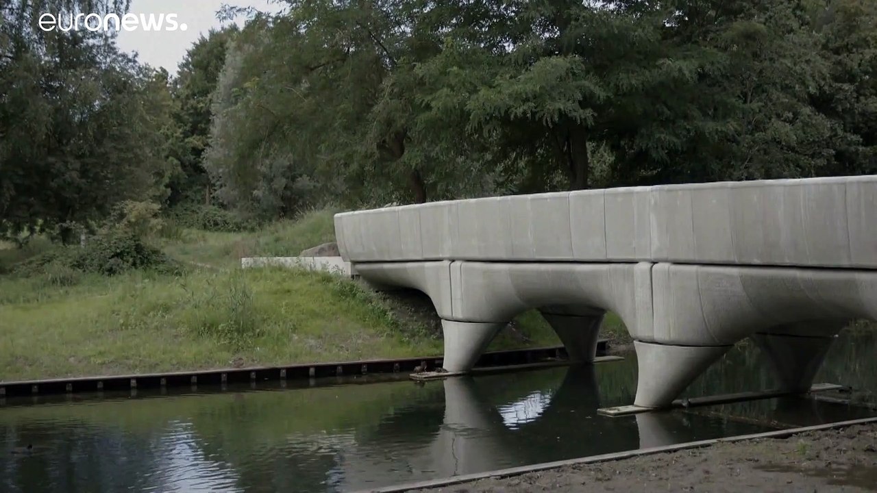 Un puente para bicis en hormigón impreso 3D de...