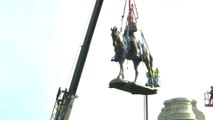 États-Unis: la statue du général Lee, symbole du passé esclavagiste, déboulonnée à Richmond en Virginie