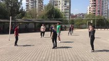 Adana'da polis, öğrencilerle voleybol oynayıp, okul çevrelerinde denetim yaptı