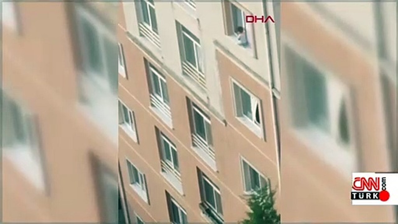 Kayaşehir'de yürekler ağza geldi; küçük çocuk pencerenin pervazında oturdu