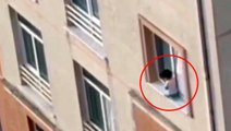 Metrelerce yükseklikteki binanın pencere pervazında oturan çocuk, yürekleri ağza getirdi