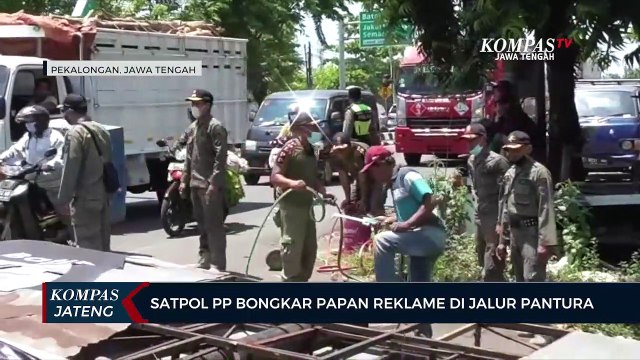 Satpol PP Bongkar Papan Reklame di Jalur Pantura