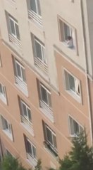 KAYAŞEHİR'DE YÜREKLER AĞZA GELDİ; KÜÇÜK ÇOCUK PENCERENİN PERVAZINDA OTURDU