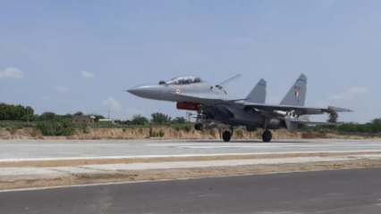 Tải video: Air Force planes roared in Barmer near Pakistan border