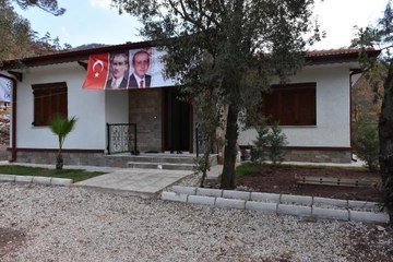 25 GÜNDE YANAN EVLERİNİN YERİNE YENİSİNE KAVUŞAN MARMARİSLİ ÇİFTİN MUTLULUĞU