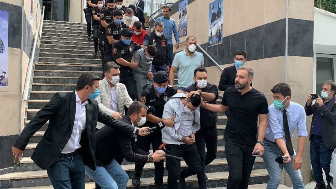 Polis merkezi önünde öldürüldü