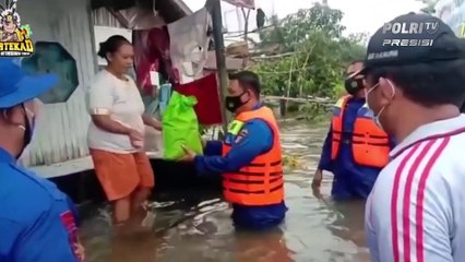 Satpolairud Polres Kotim evakuasi serta menyalurkan bantuan sosial kepada warga Desa Hanjalipan