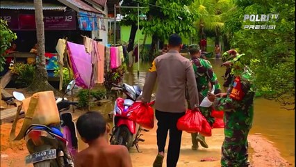 Aksi Heroik Kapolsek Tayap Polres Ketapang Terjang Banjir untuk Kirim Bantuan ke Warga Terdampak Banjir